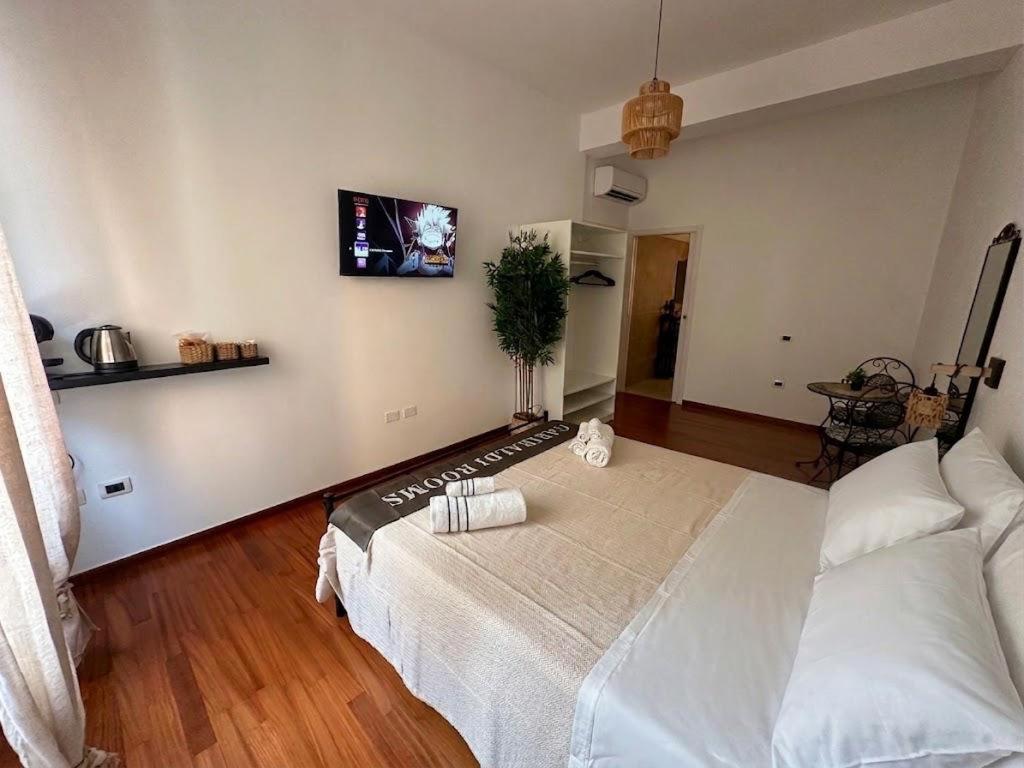 Letto matrimoniale, TV e angolo bollitore