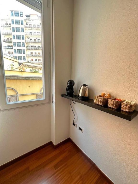 Angolo caffè e tè con bollitore