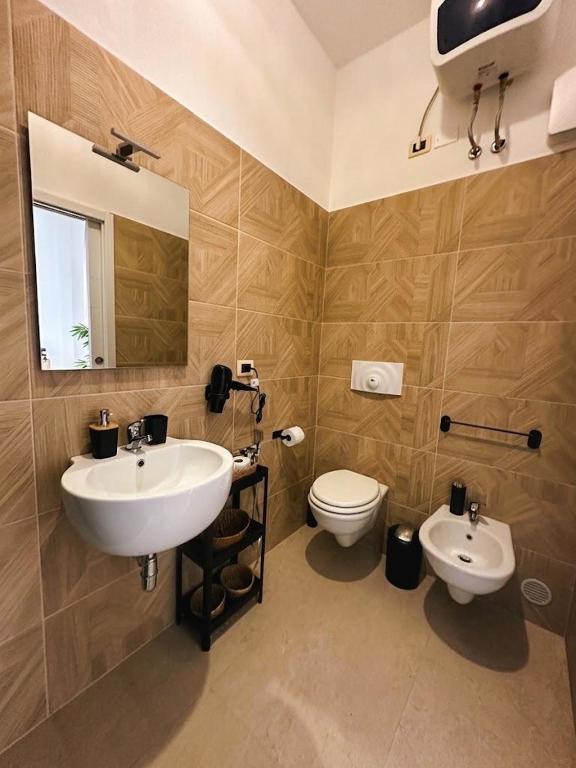 Il bagno: lavabo, WC e bidet